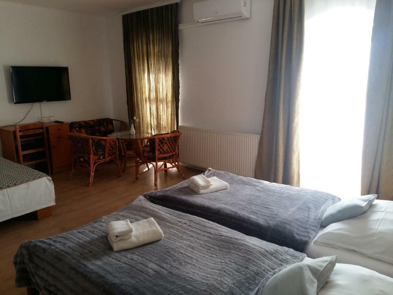 Bed and Breakfast Retro Panzio Печ Екстер'єр фото